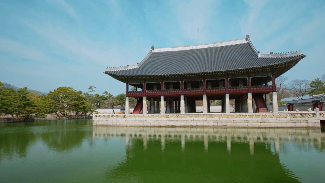 ▽韩国传统建筑=首尔景福宫旅游胜地的庆会楼(皇家宴会厅)视频素材