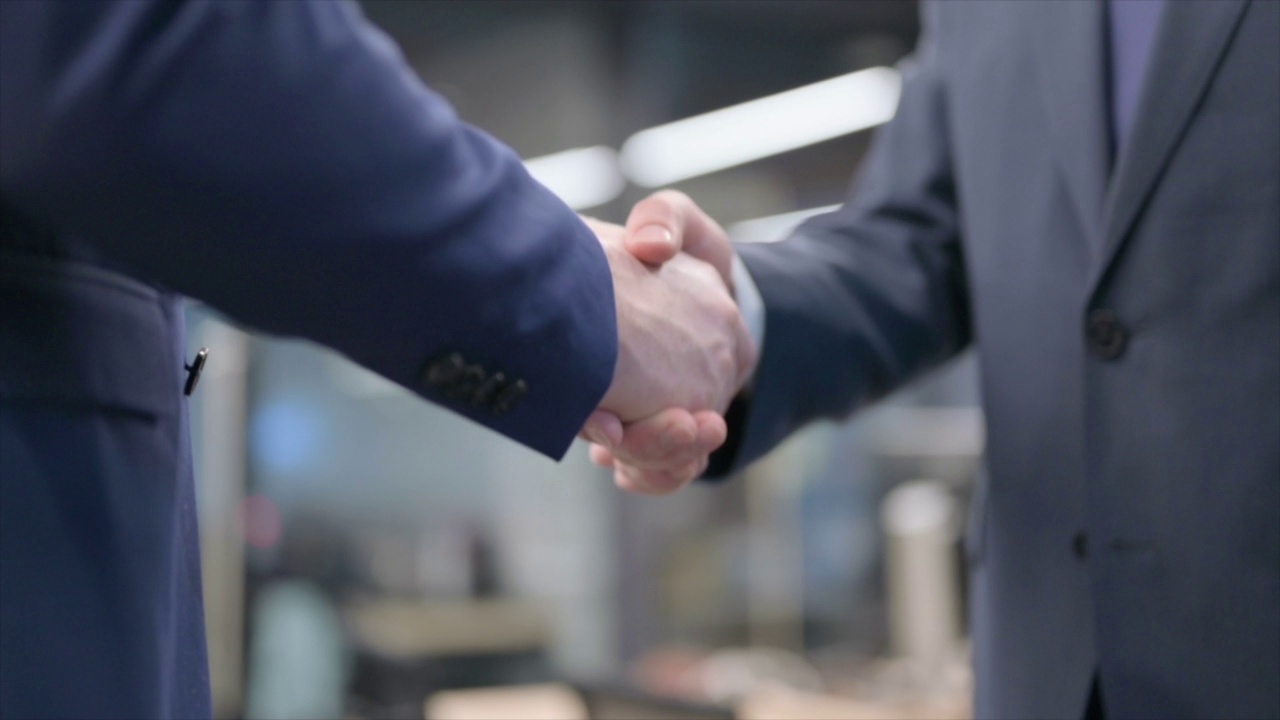两个商人握手的慢动作视频素材