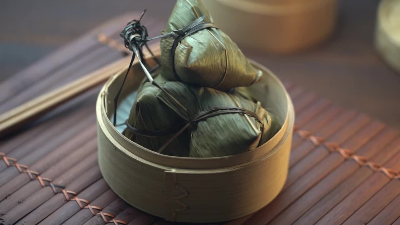 粽子或Bakcang。中国美味的糯米饺子视频下载