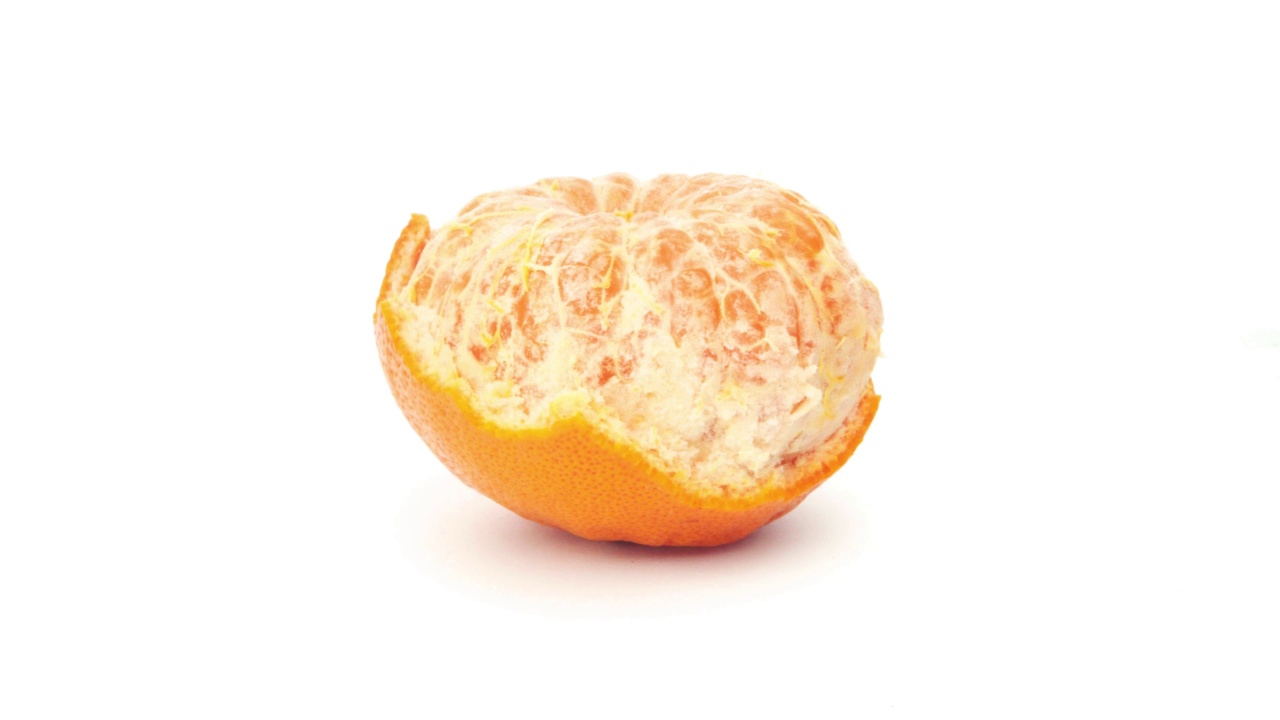 白色背景上孤立的橘子。水果成分。视频素材