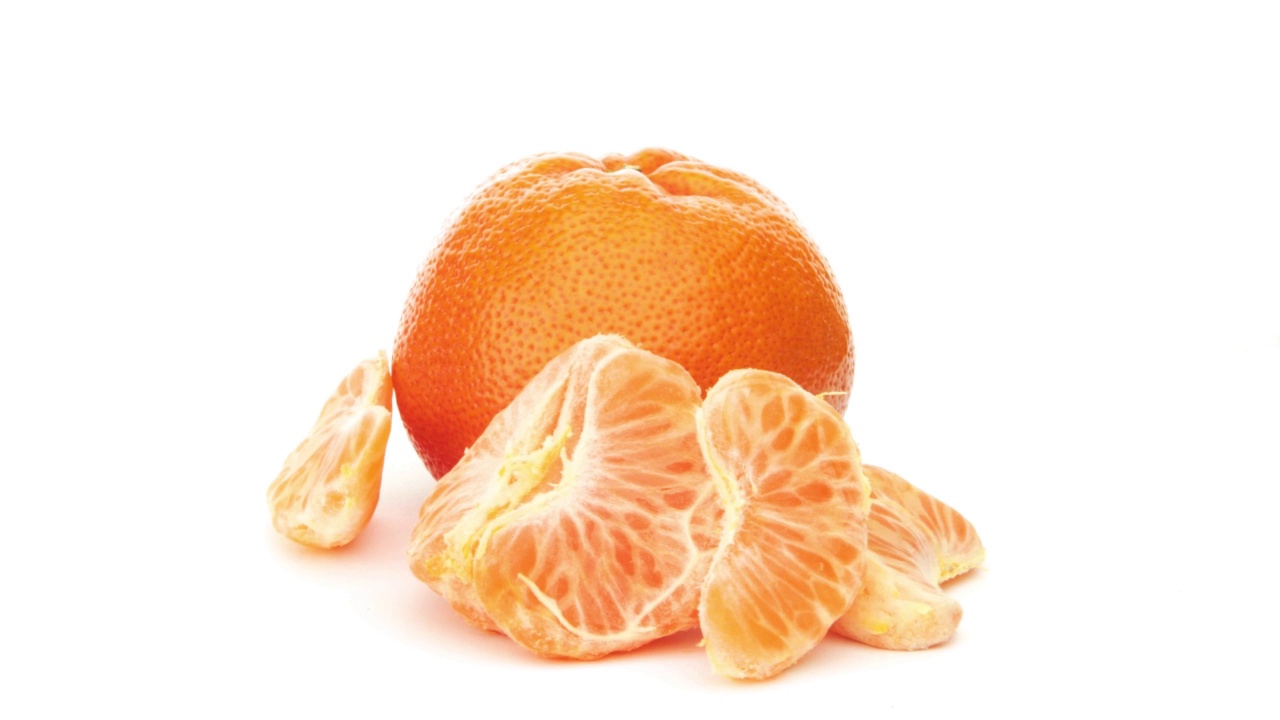 白色背景上孤立的橘子。水果成分。视频下载