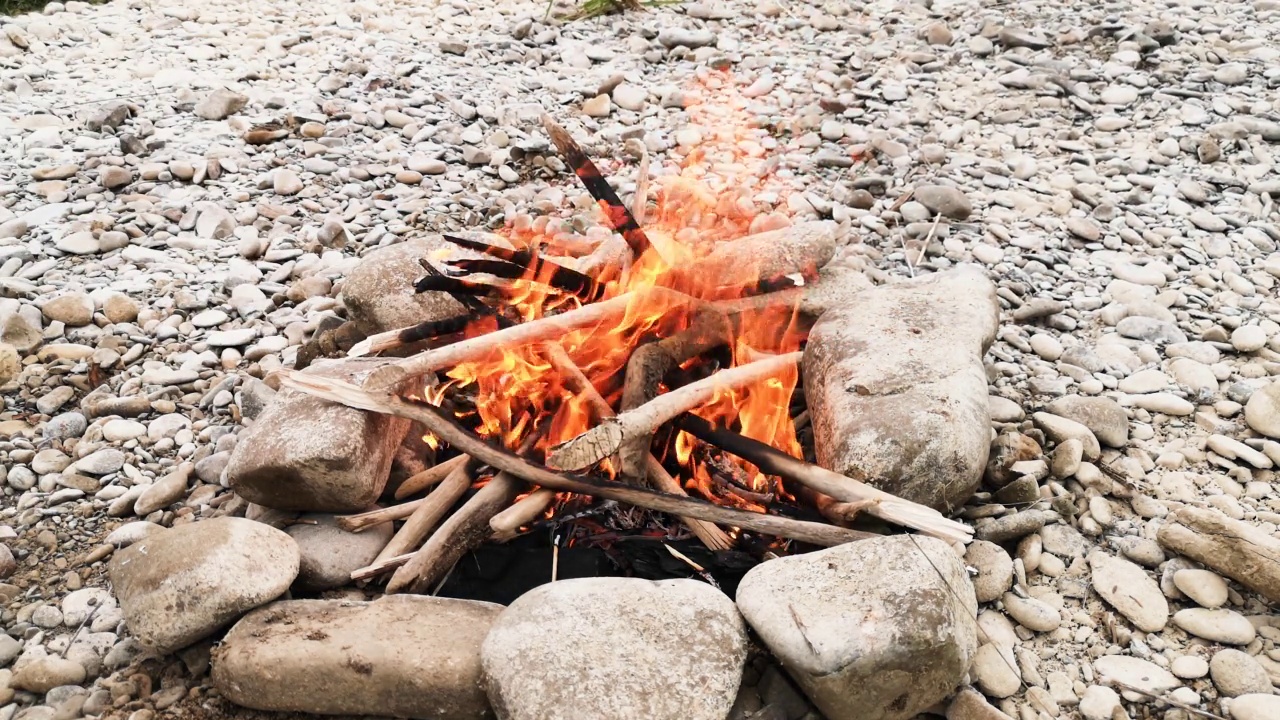 黄昏山河岸边的篝火视频素材