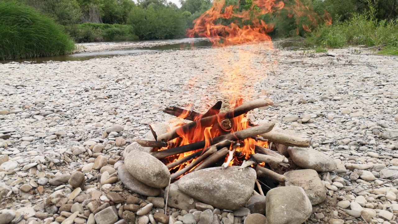 黄昏山河岸边的篝火视频素材