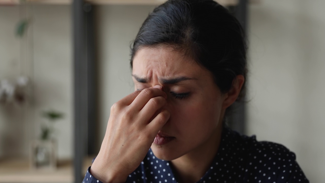 印度妇女按摩鼻梁以减轻剧烈头痛视频素材