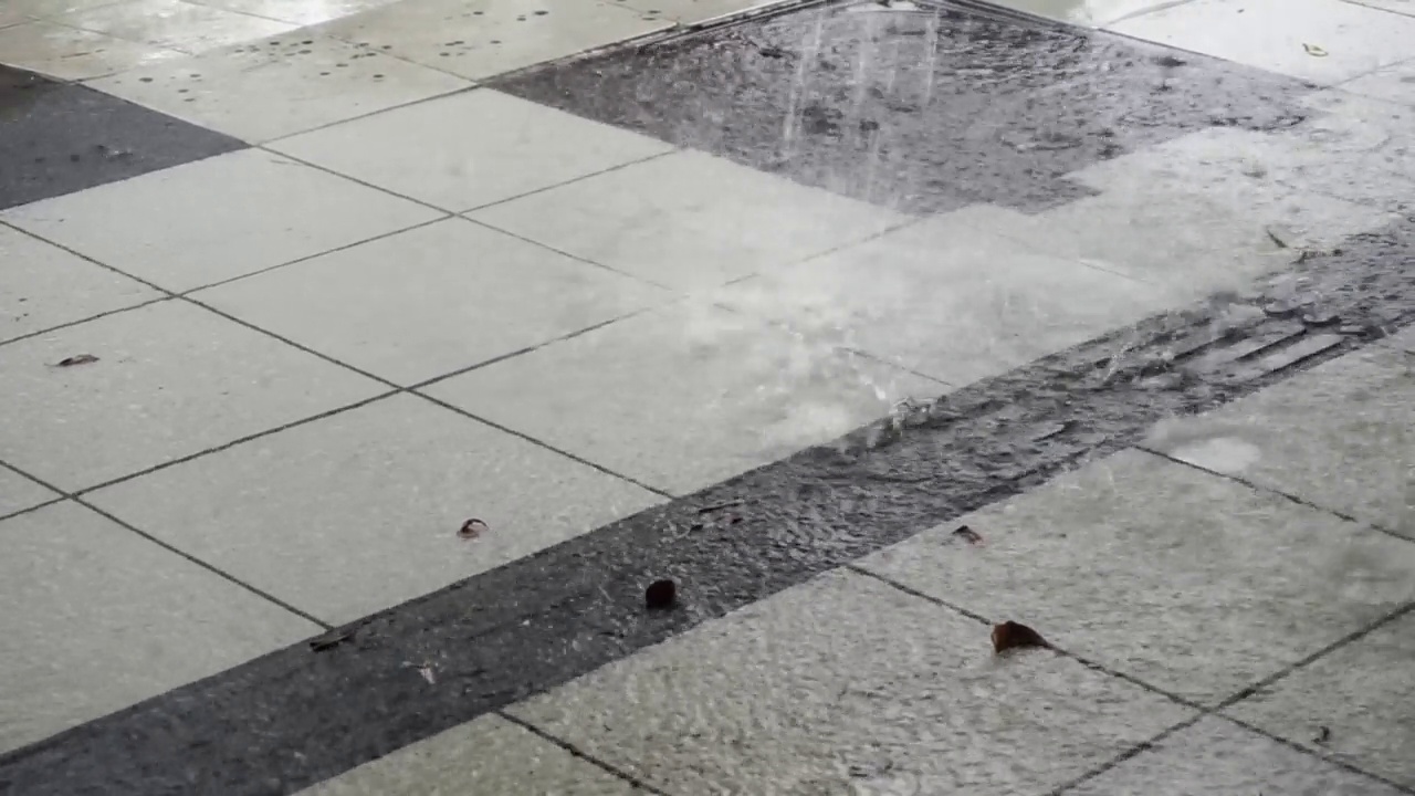 大雨落在地板上的特写视频素材