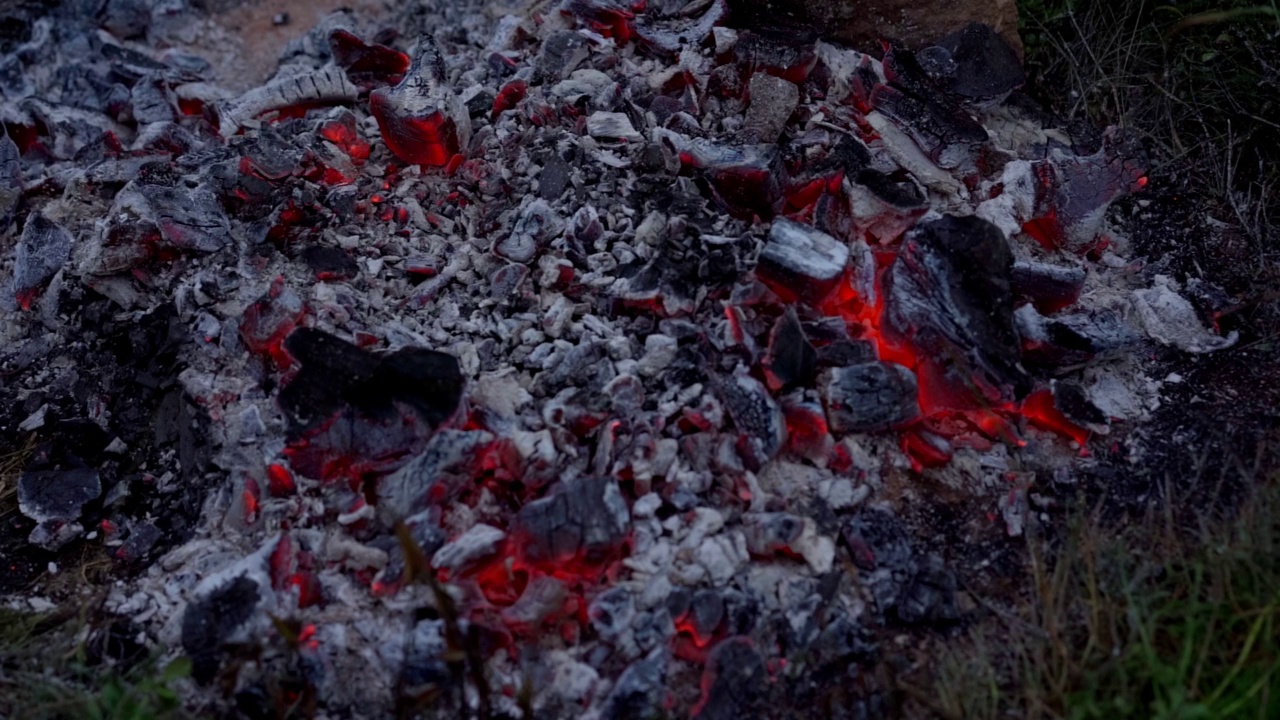 营火的阴燃余烬视频素材