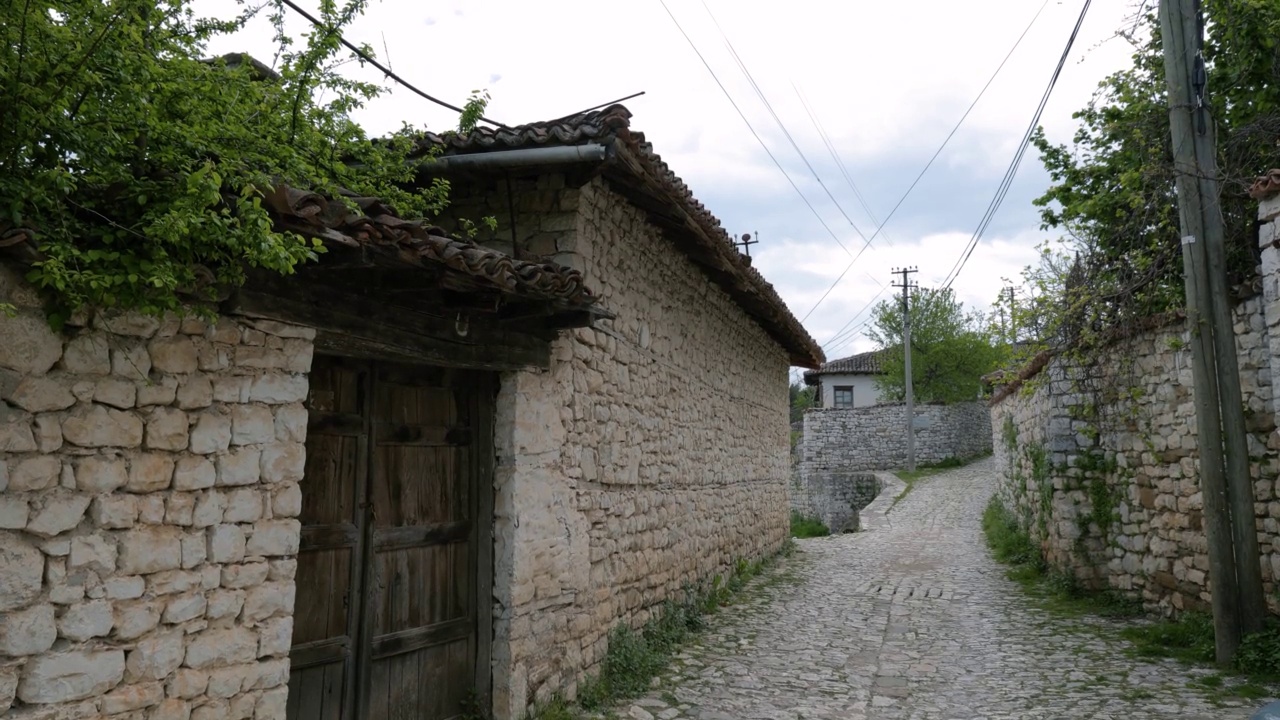 典型的街道和石头建筑视频素材