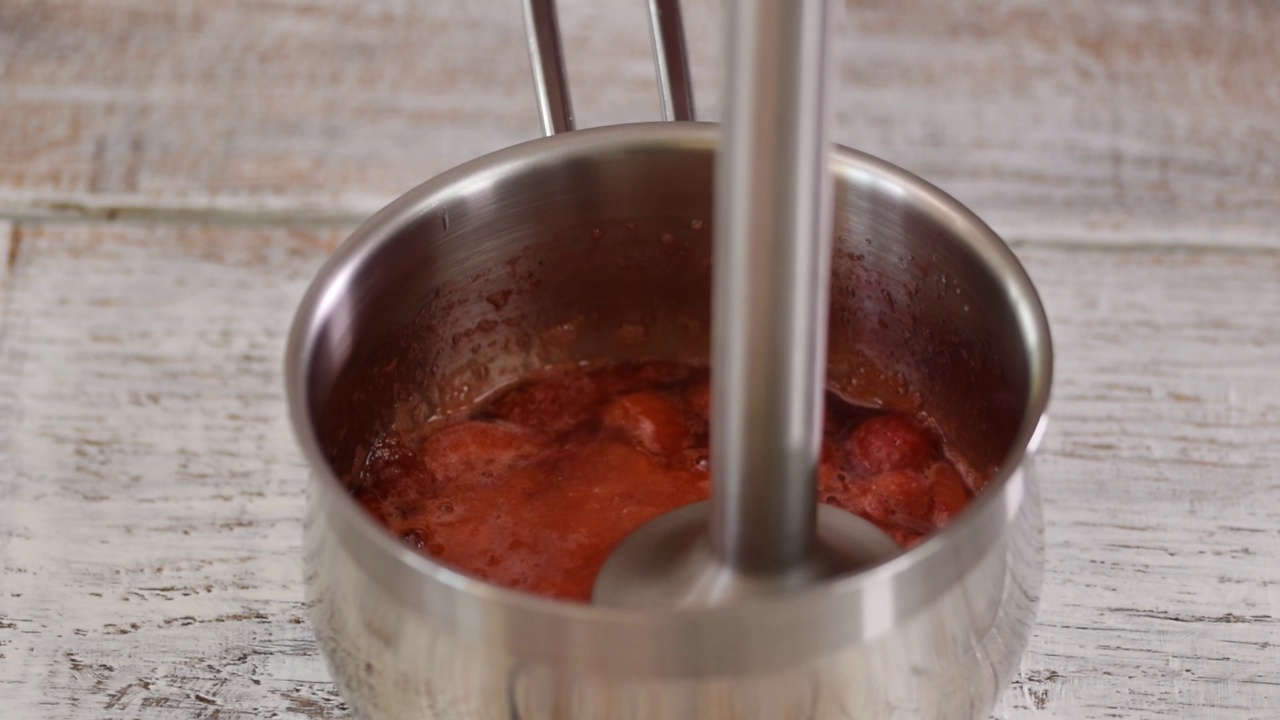 用搅拌器搅拌草莓。视频下载