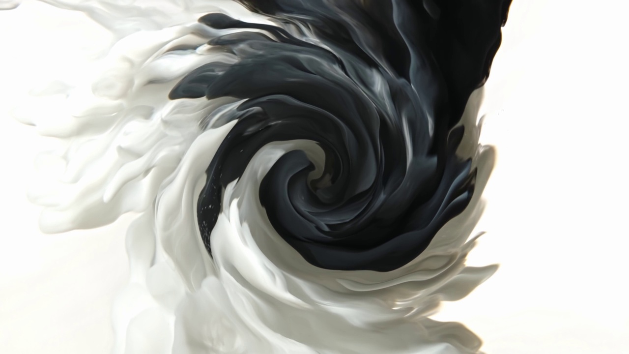 白色墨水在水中，孤立在黑色漩涡背景视频下载