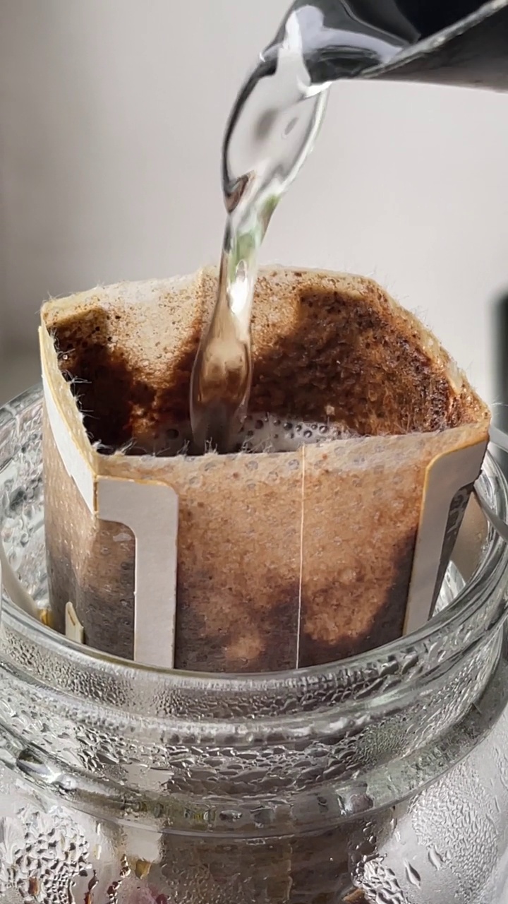 水倒入滴滤咖啡袋视频素材