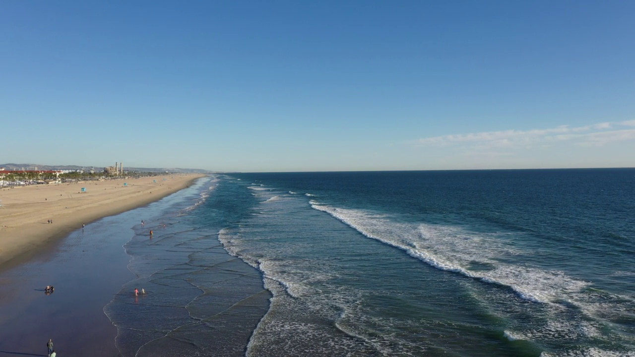 无人机在亨廷顿海滩加州在下午晚些时候视频素材
