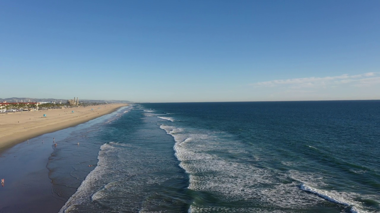 无人机在亨廷顿海滩加州俯瞰海岸线视频素材