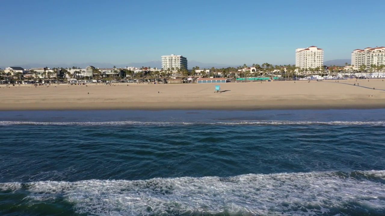 无人机在太平洋上空的亨廷顿海滩加州沿海岸飞行视频素材
