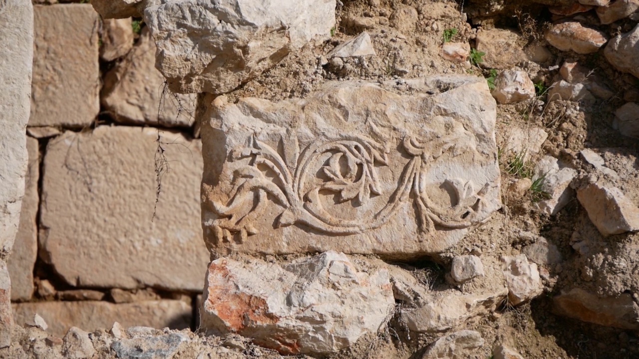 考古发掘中古代石建筑的装饰元素视频素材
