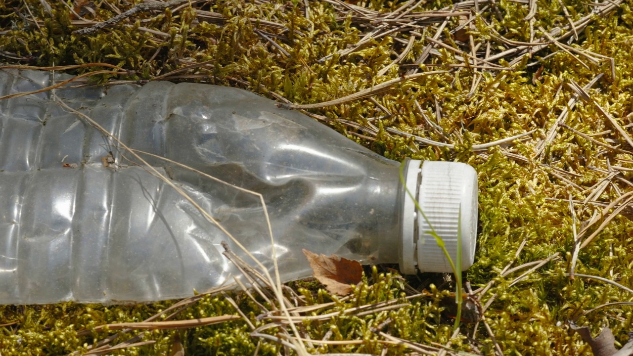 爱沙尼亚的塑料瓶近距离观察视频素材