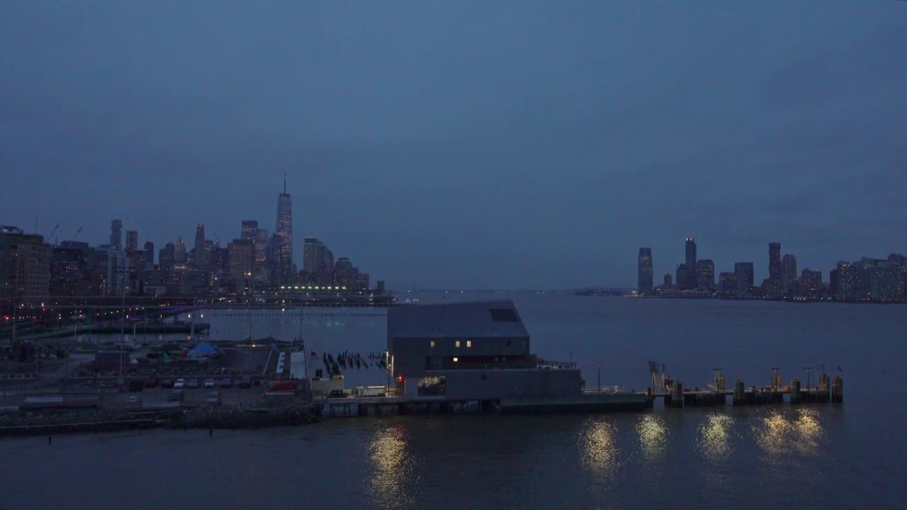 从小岛上俯瞰纽约市视频素材