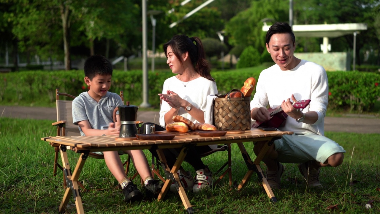 亚洲家庭在公园野餐视频素材