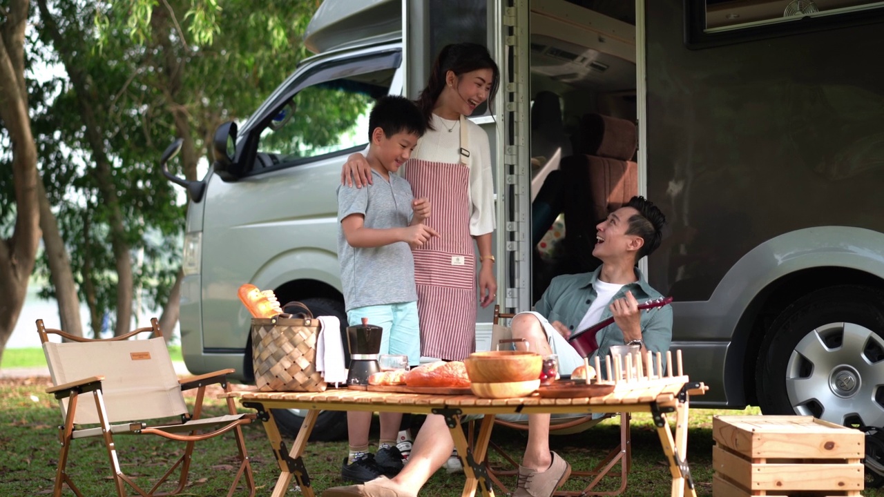 亚洲家庭露营车在公园旅行视频素材
