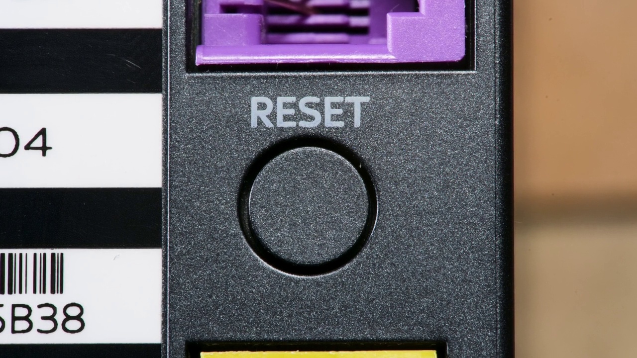 电子设备上的Reset按钮，路由器，WiFi接入点，重置，打开和关闭，nobody，对象细节宏重启重新加载返回默认设置抽象概念，技术视频素材