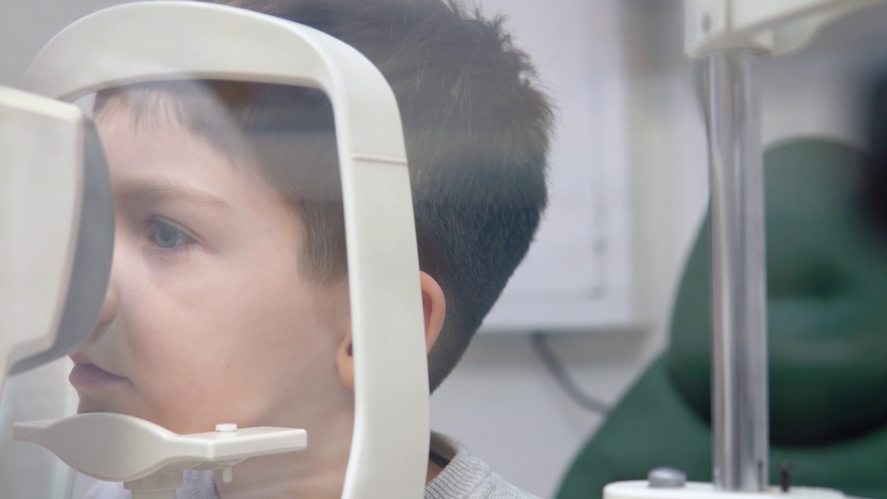 一名男孩在眼科诊所用特殊设备进行视力测试视频素材