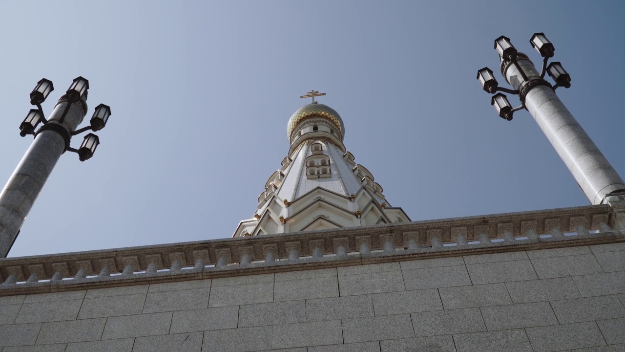 有着金色圆顶和十字架的美丽的东正教教堂。自底向上的广角视图。视频下载