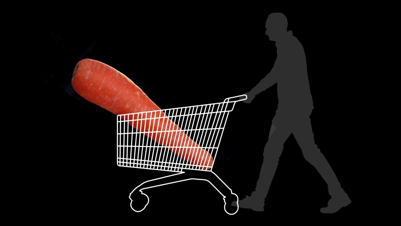 男人和购物车的剪影和一个大胡萝卜。视频素材