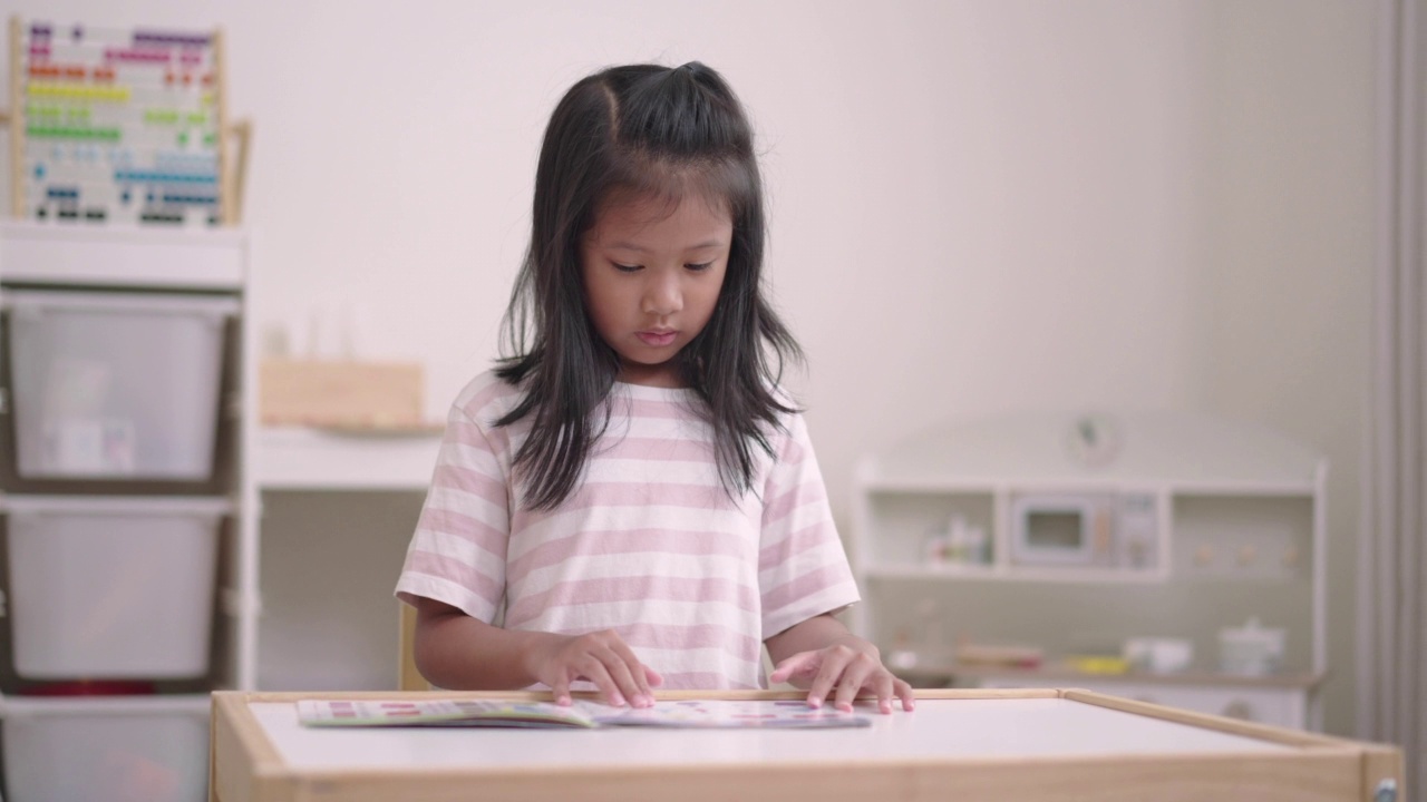 在家教育孩子，一个女孩在读书视频素材