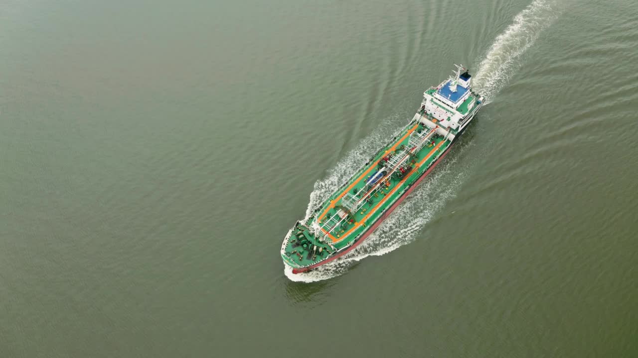 航拍油轮全速行驶，以美丽的波浪图案为运输或能源概念背景。视频素材