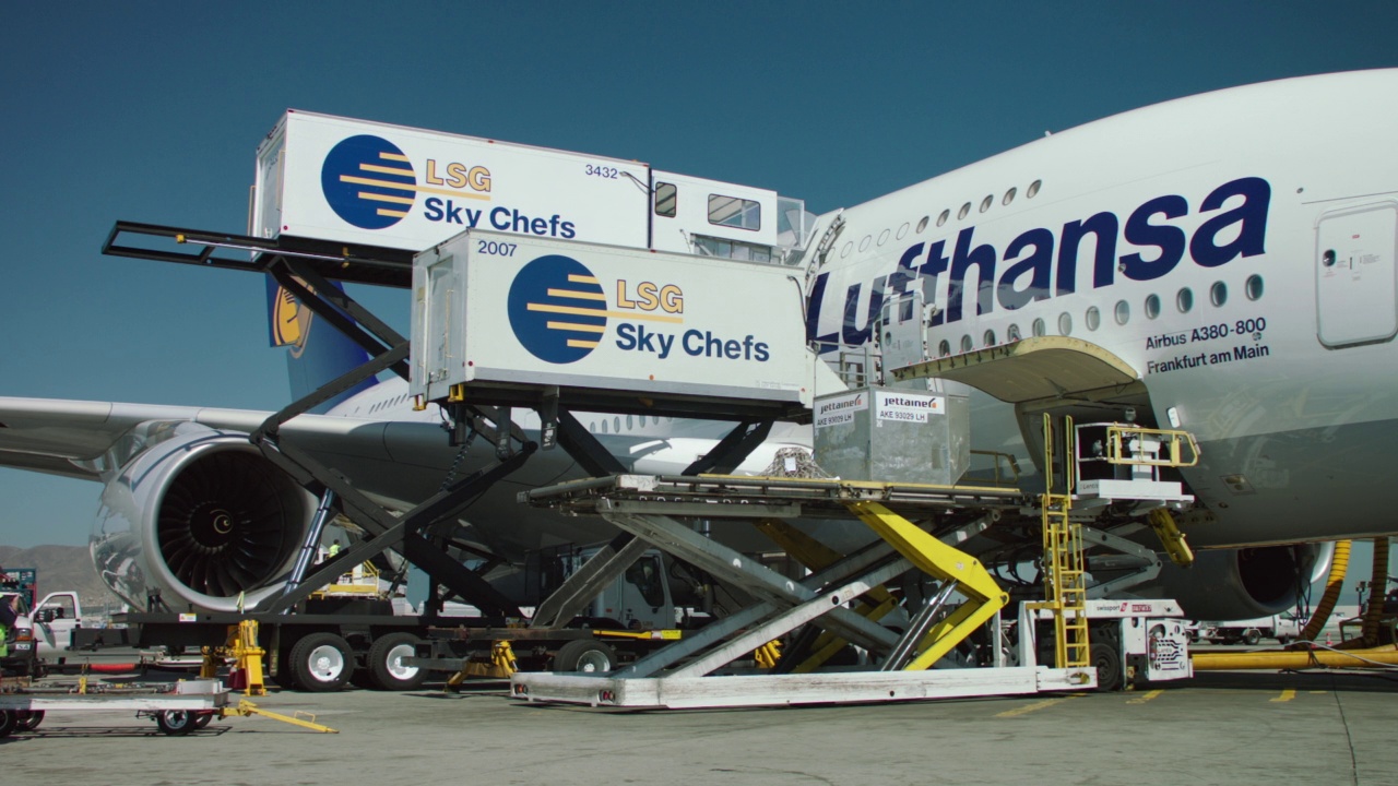 MS TD汉莎空中客车A380在旧金山卸货视频素材