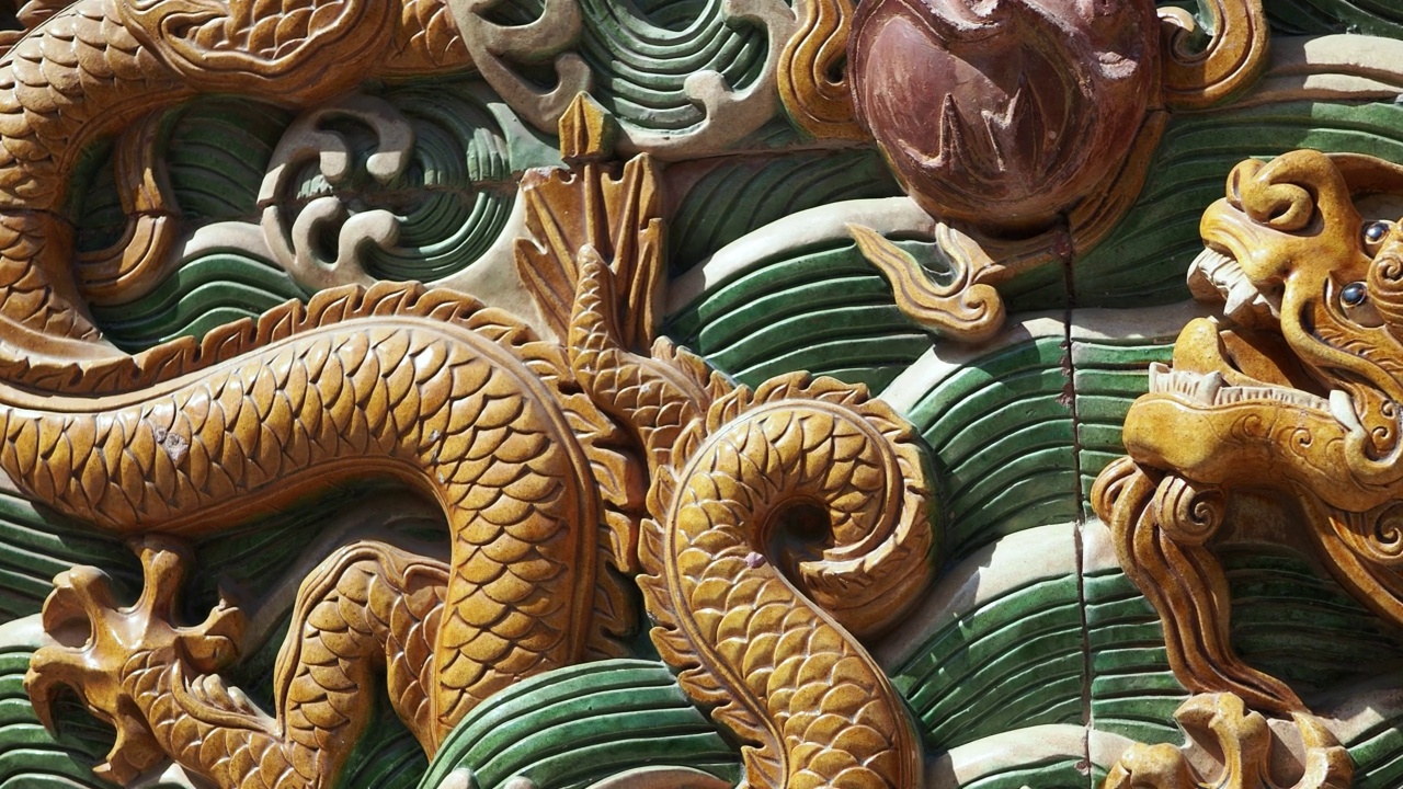 彩色琉璃瓦中国龙浮雕在北海公园，北京，中国。视频下载