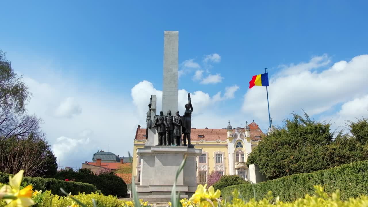罗马尼亚士兵荣耀纪念碑位于罗马尼亚克卢日纳波卡市中心的阿夫拉姆·扬库广场。绿色植物和鲜花在它前面视频下载