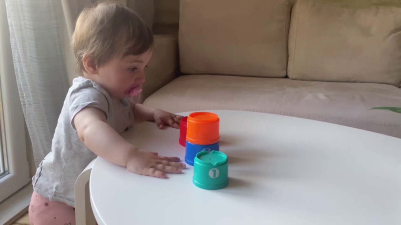 女婴玩积木玩具视频素材