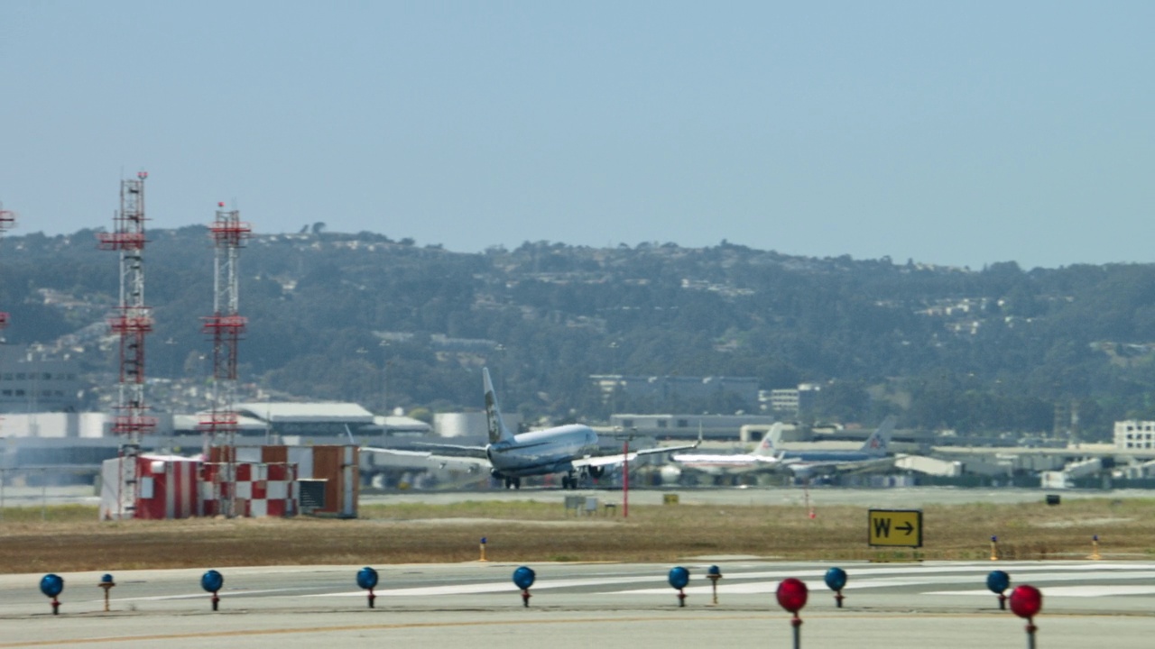 阿拉斯加航空公司波音737在旧金山降落视频素材