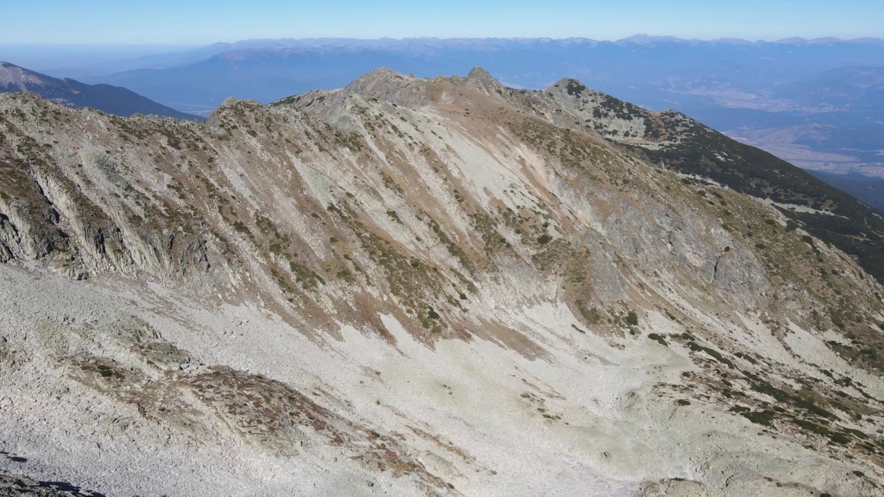 保加利亚Polezhan峰附近的Pirin山鸟瞰图视频素材