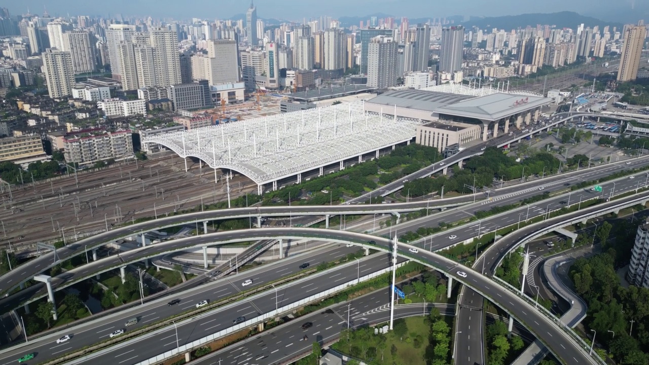 鸟瞰城市天际线和连接火车站的高架公路视频下载