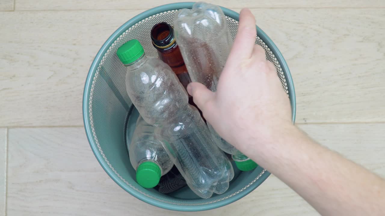 男人塑料瓶垃圾桶垃圾分类塑料回收。垃圾视频素材