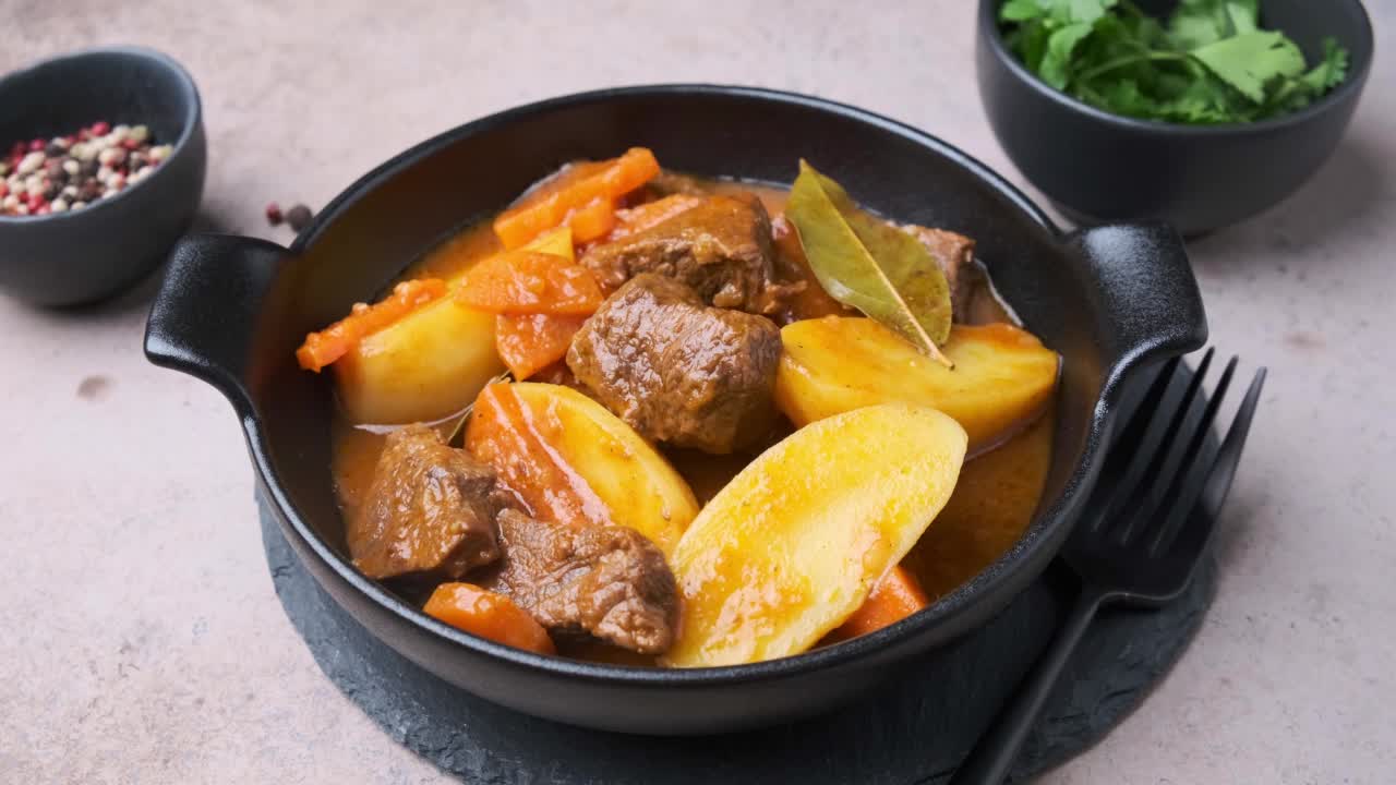 牛肉炖土豆，胡萝卜炖番茄黑锅。视频下载