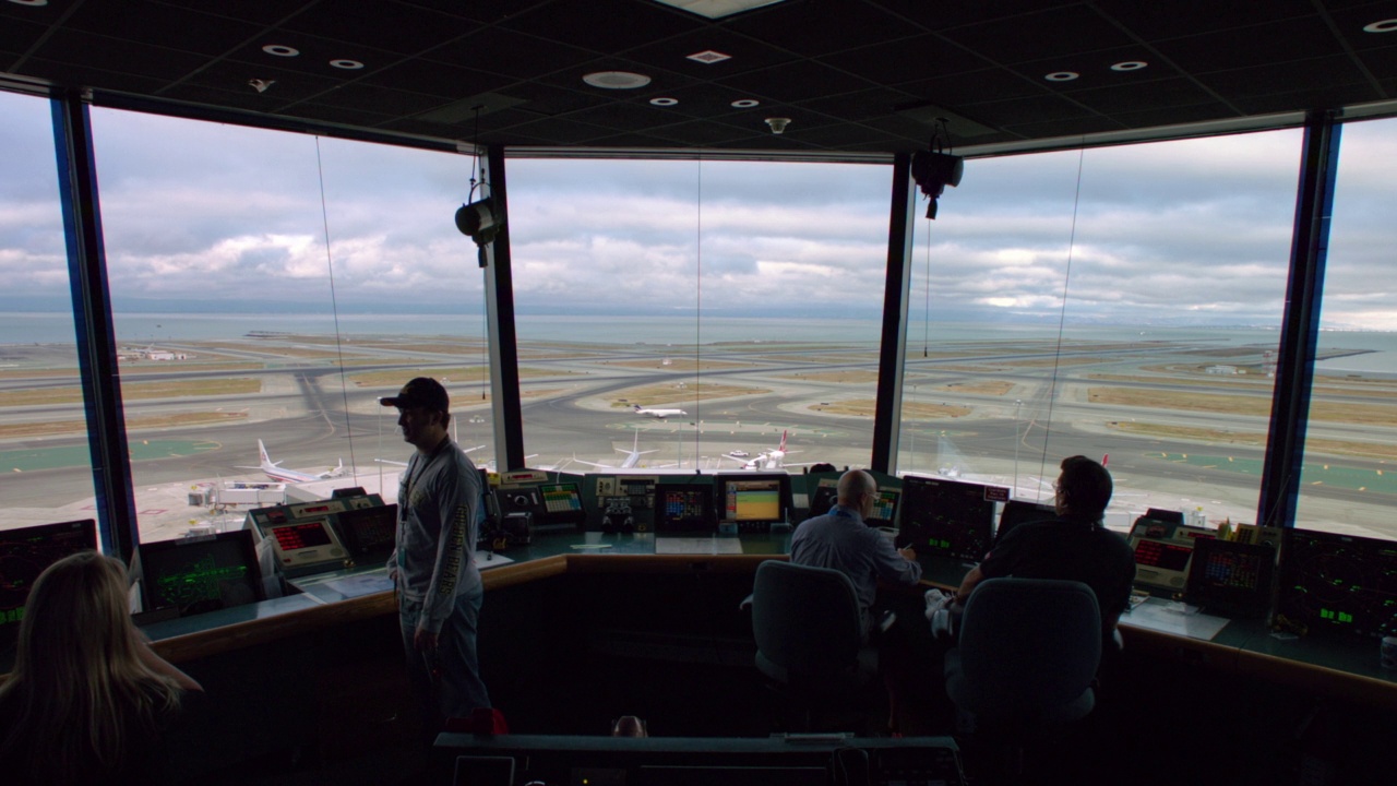 在旧金山塔台工作的WS空中交通管制员视频下载