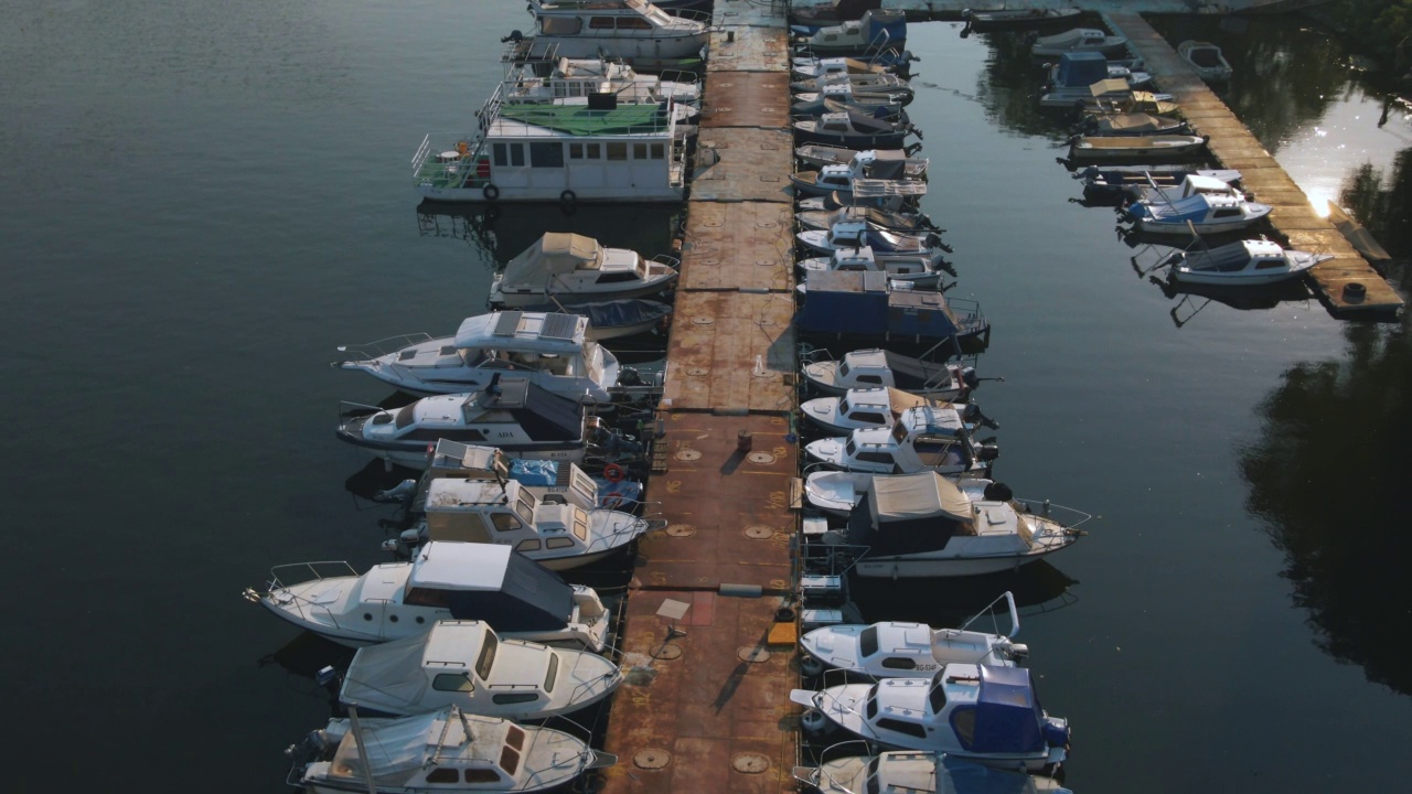 鸟瞰河上的游艇码头视频素材