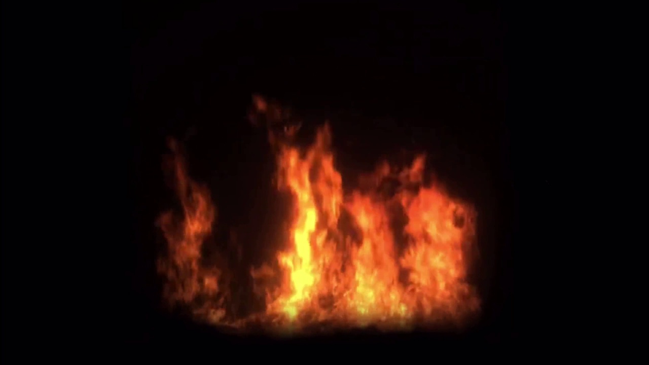 真实燃烧的火焰隔离在黑色背景上。视频素材
