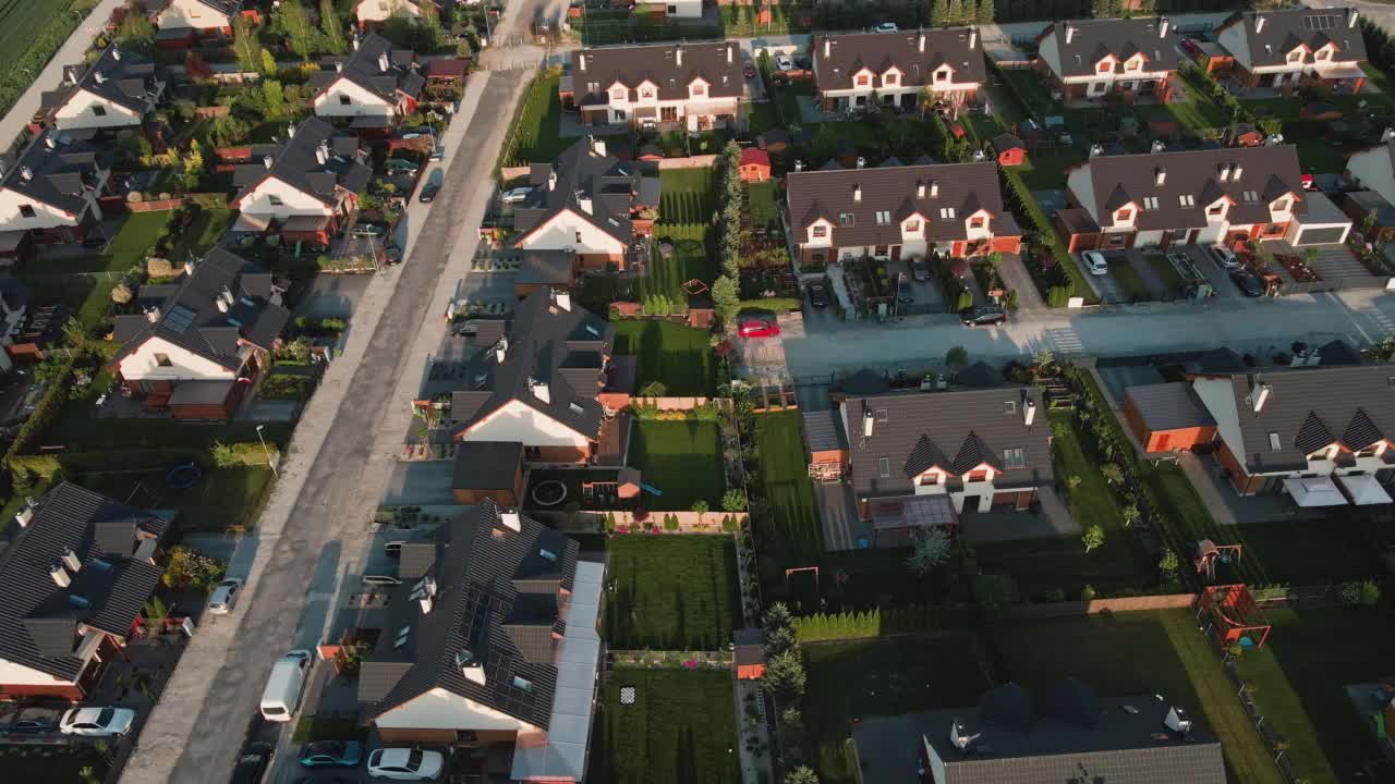 鸟瞰图，欧洲郊区居民区和家庭住宅视频素材