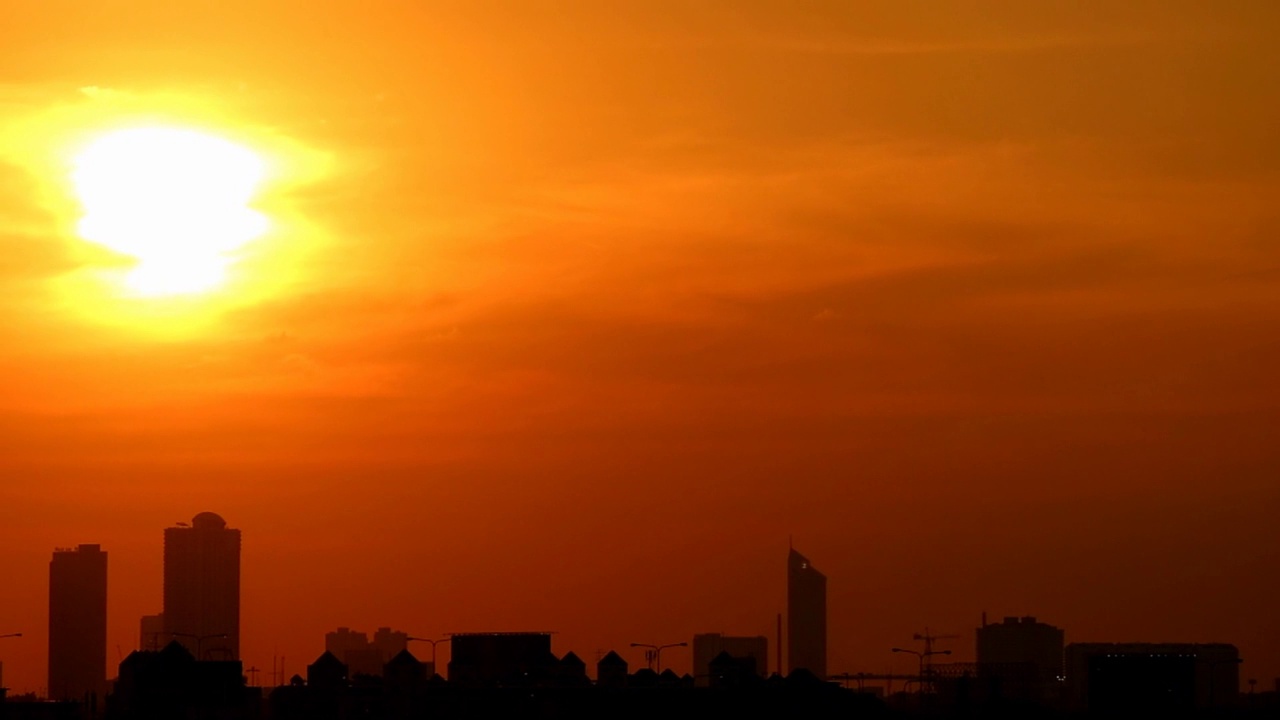 明亮的金色阳光照耀着城市天际线的镜头视频素材