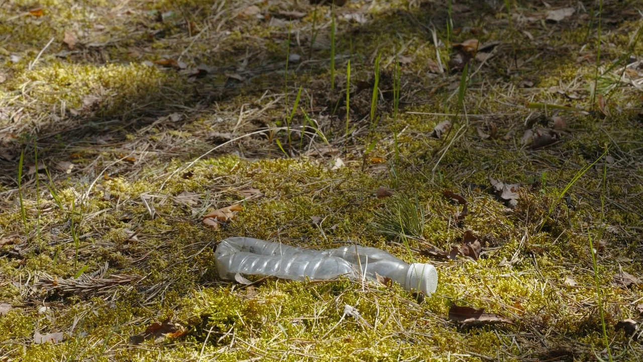 白色塑料瓶被扔在爱沙尼亚的地上视频素材