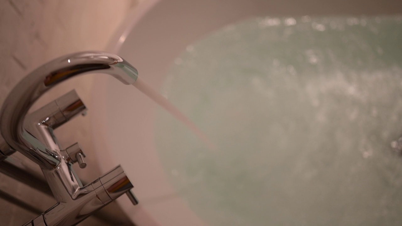 慢镜头，水在浴缸里流动视频素材