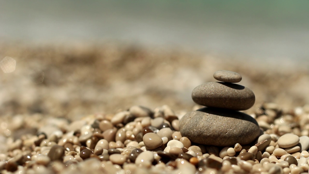 沙滩上的禅宗石头视频素材