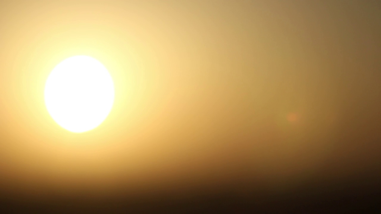 炎热的沙漠的太阳视频素材
