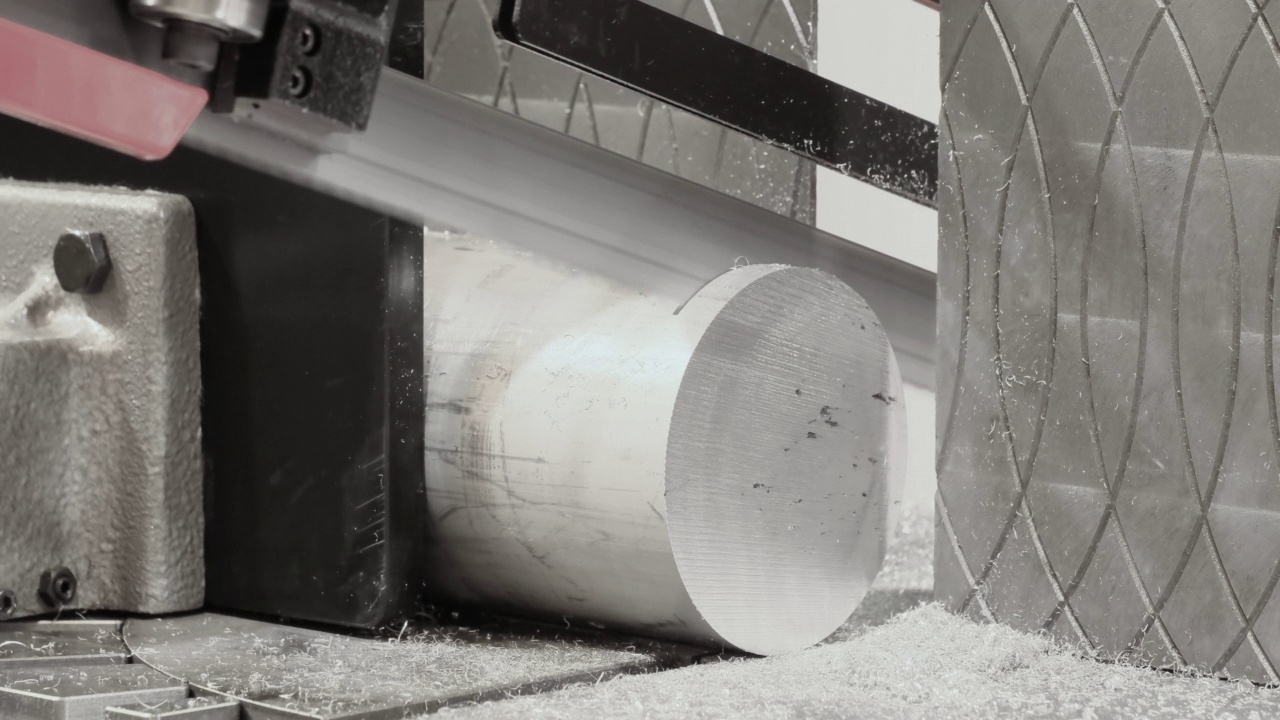 自动锯带锯锯金属工件，工业概念背景视频素材