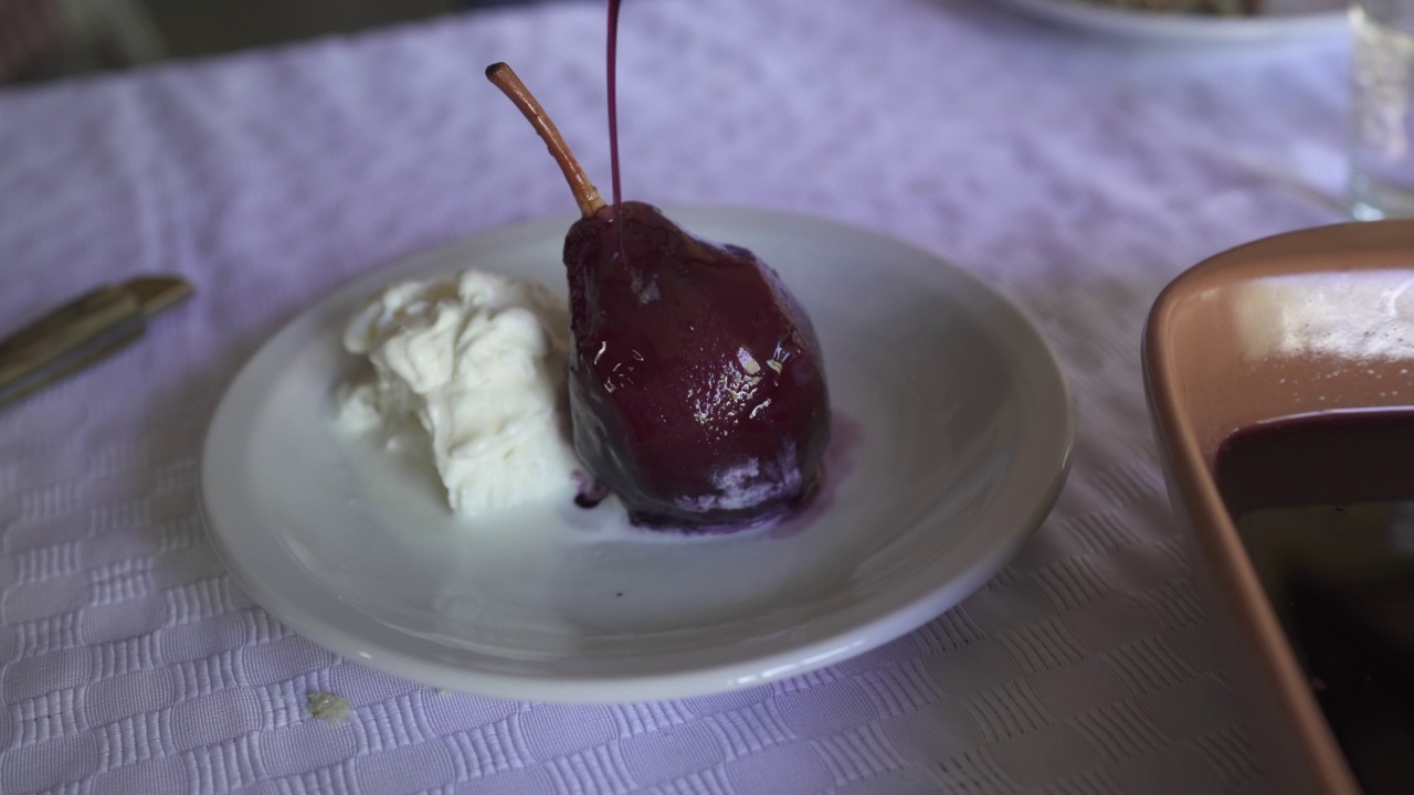 一盘红酒煮梨，桌上甜点用冰淇淋装饰视频下载