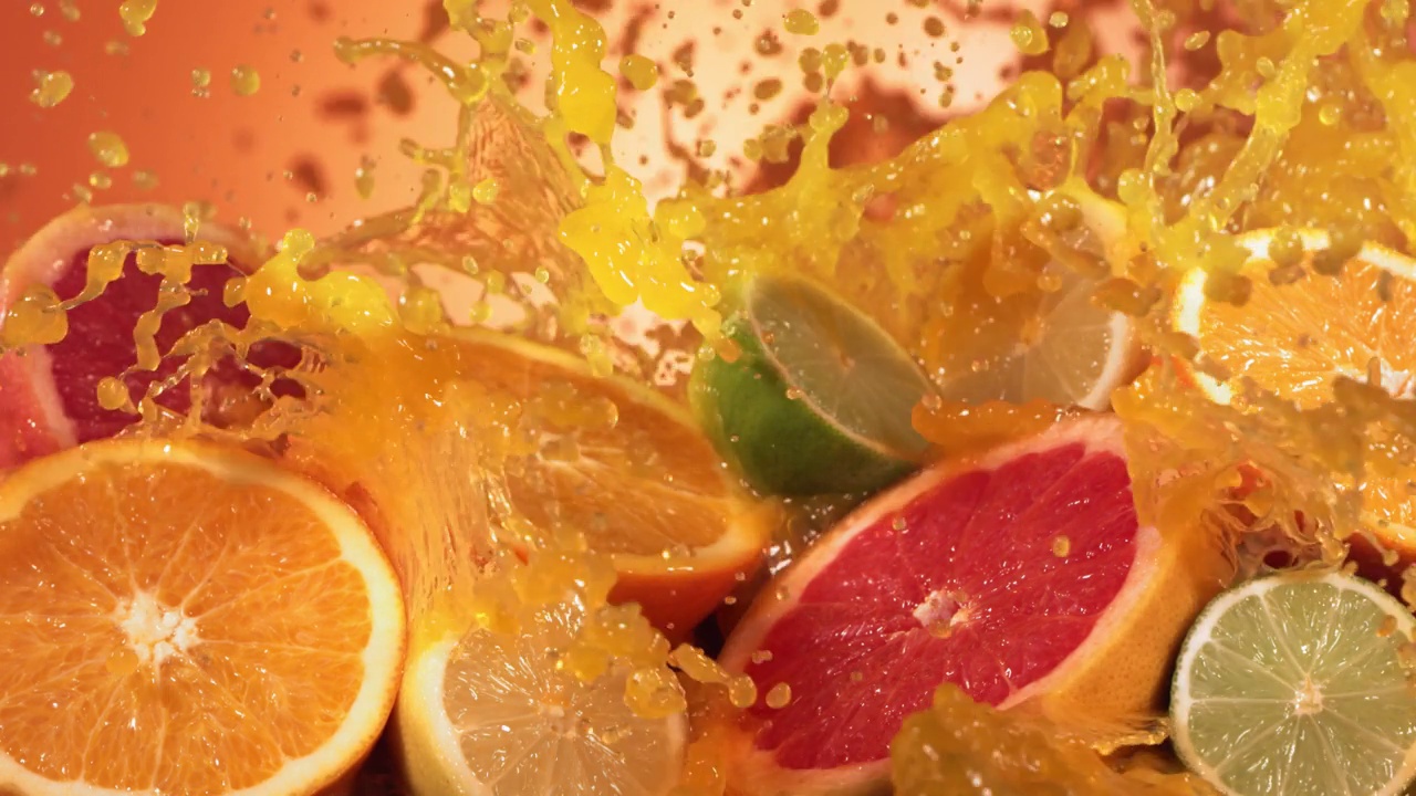 慢动作镜头柑橘水果和果汁溅过柠檬，青柠，柚子片视频素材