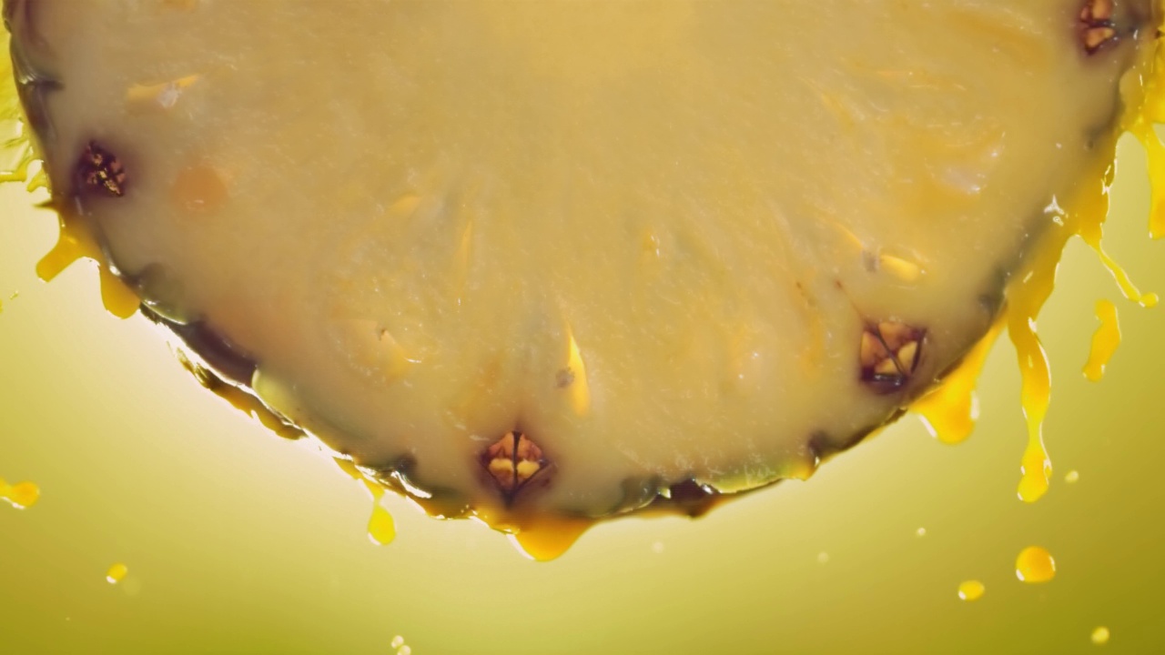 流动菠萝汁菠萝片，微距镜头在慢动作视频素材